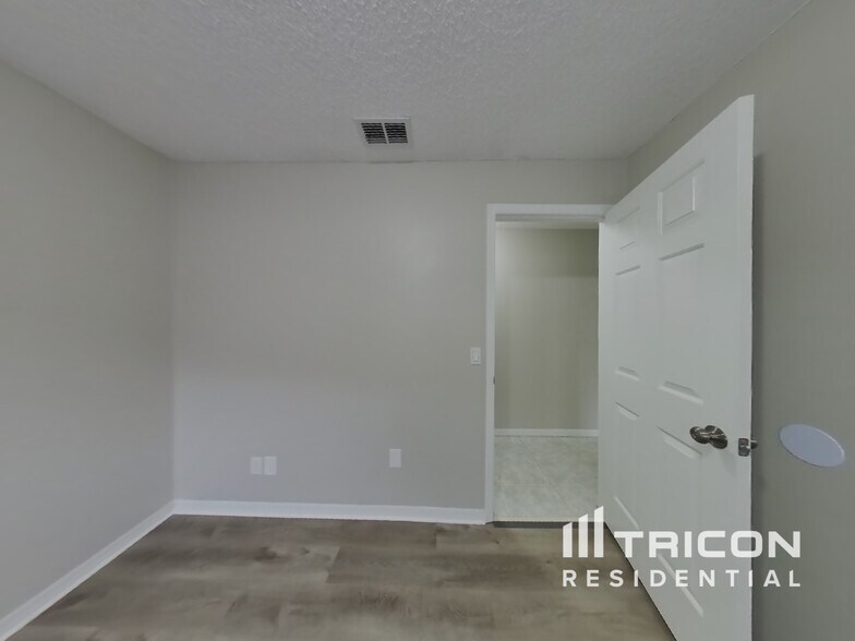 Building Photo - 2355 Island Club Way