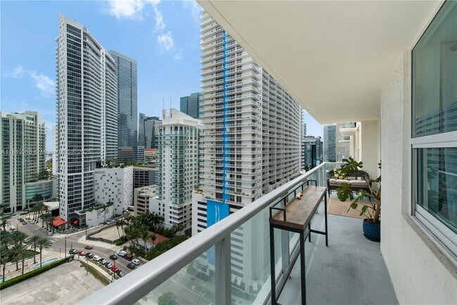 Building Photo - 1155 Brickell Bay Dr