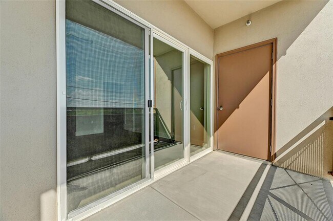 Building Photo - 2827 Manor Rd