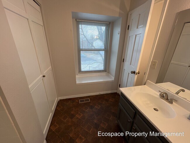 Building Photo - Four Bedroom House in the Smoky Hill neigh...