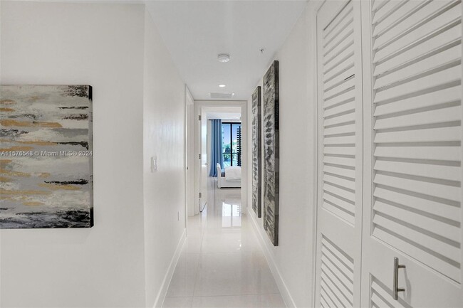 Building Photo - 3040 N Ocean Blvd