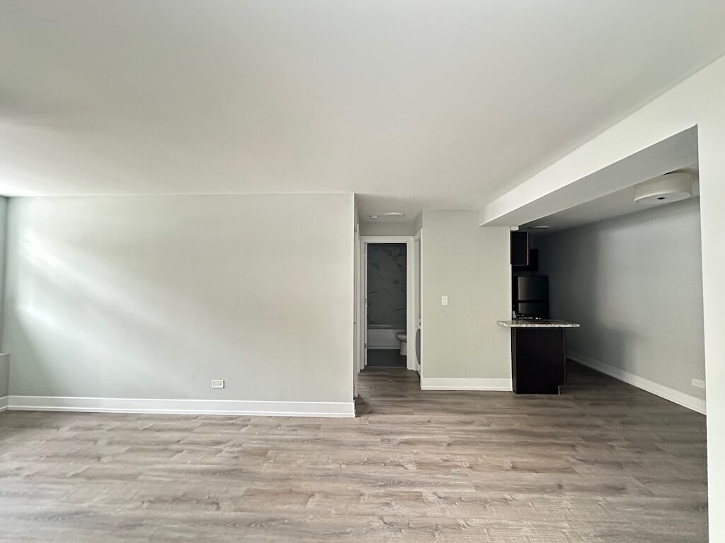 Building Photo - 448 W Barry Ave