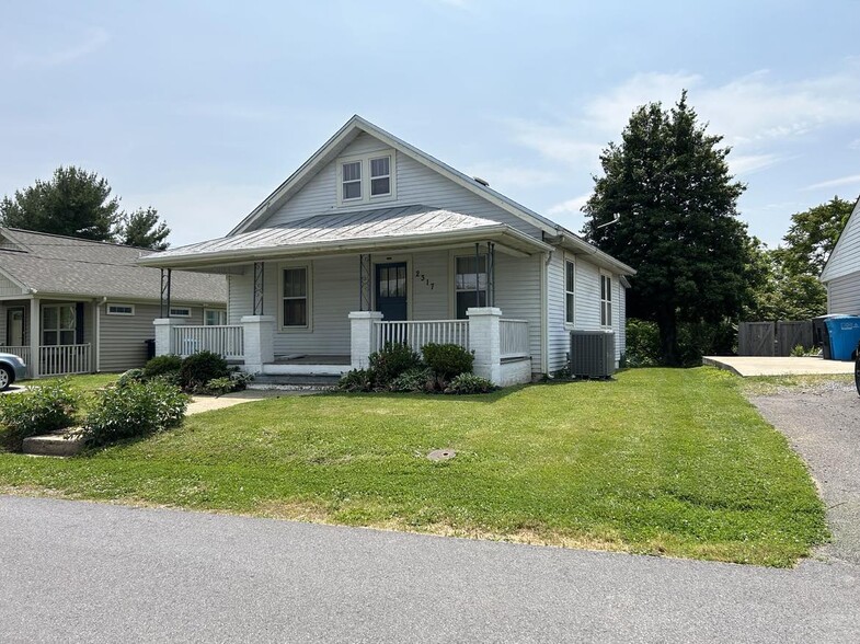 Home front - 2317 Moir St NE