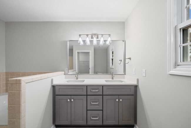 Building Photo - Spacious 3 bedroom 2 1/2 bath home for rent!