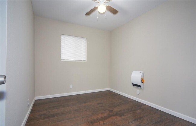 Building Photo - AVAILABLE NOW! LOVELY Remodeled 2 Bedroom ...