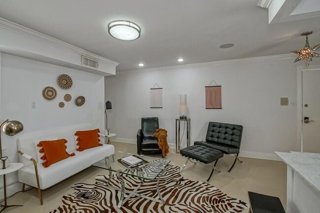 Building Photo - 1323 Dauphine St