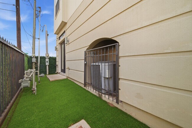 Building Photo - 1814 Thompson St