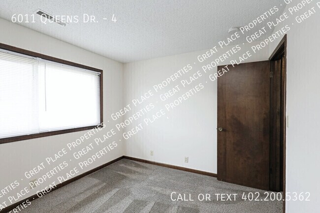 Building Photo - 6011 Queens Dr