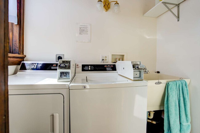 Building Photo - 1253 Williamson St