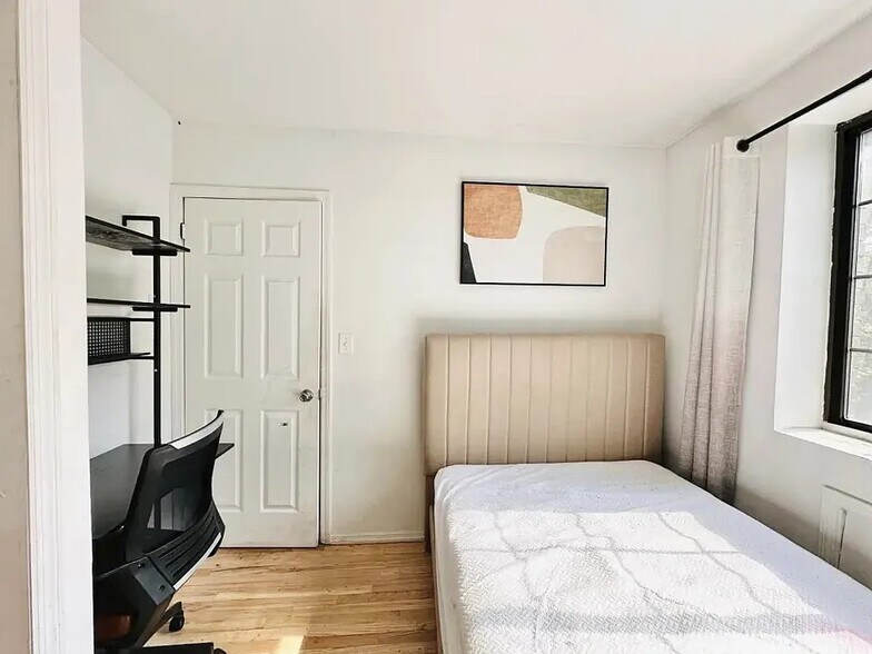 Building Photo - Furnished room/NOT APARTMENT