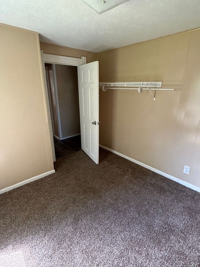 Building Photo - section 8 welcome, 4 bedroom, 1 bathroom s...
