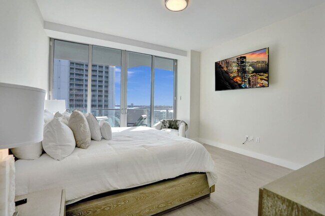 Building Photo - 3100 N Ocean Dr