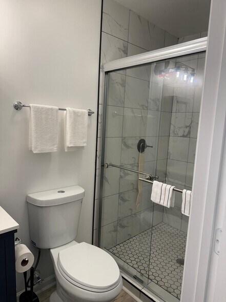 Bathroom - 2817 Sourwood St