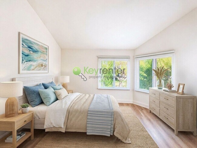 Building Photo - Beautifully renovated single-level condo in gated Newport Baycrest