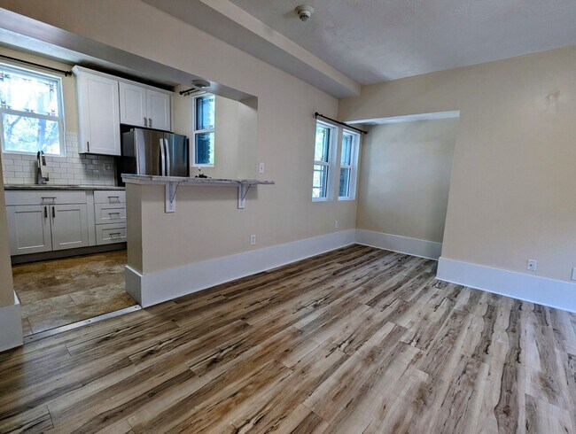 Building Photo - Beautiful studio Apartment in the heart of...