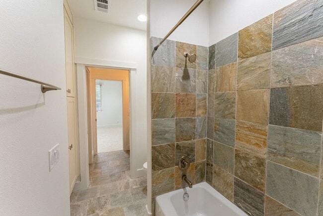 Building Photo - Gorgeous 4 bedroom, 5 bathroom House in Bouldin Creek!