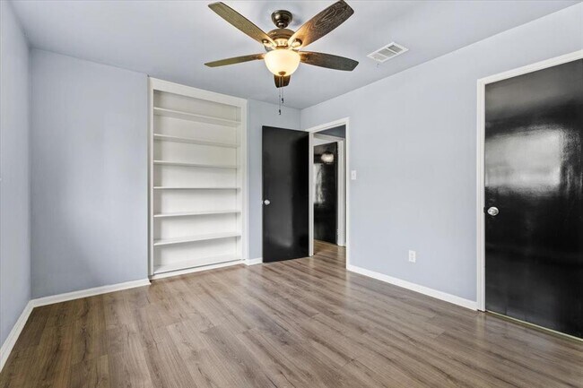 Building Photo - 1411 Grand Valley Dr