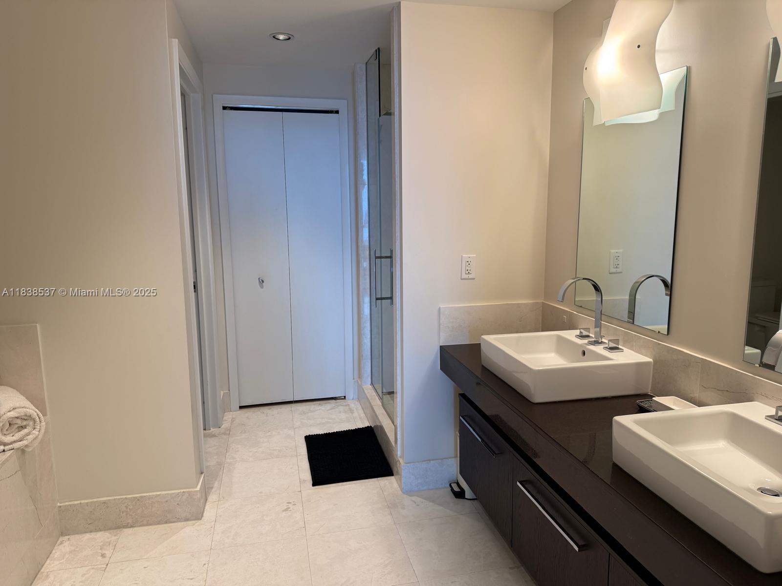 Building Photo - 17121 Collins Ave