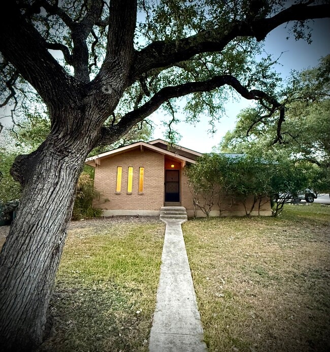 Building Photo - 1000 Hillyer St