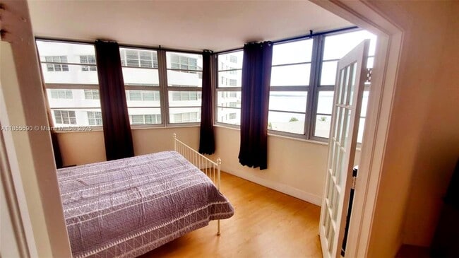 Building Photo - 999 Brickell Bay Dr