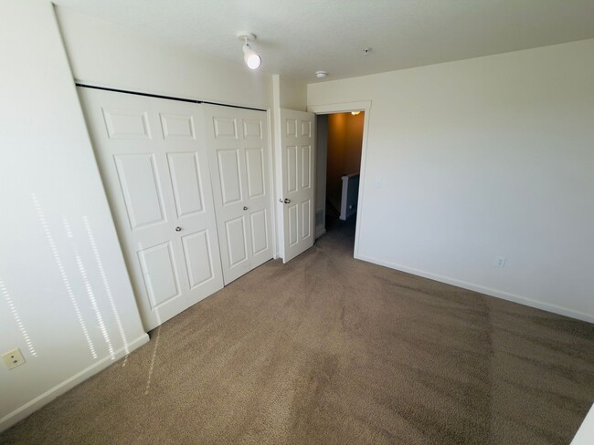 Building Photo - Gorgeous Tri-Level Condo at Progress Ridge — Lake Views!