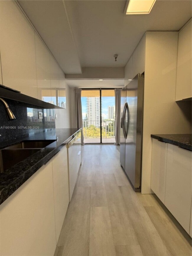 Building Photo - 290 174th St St