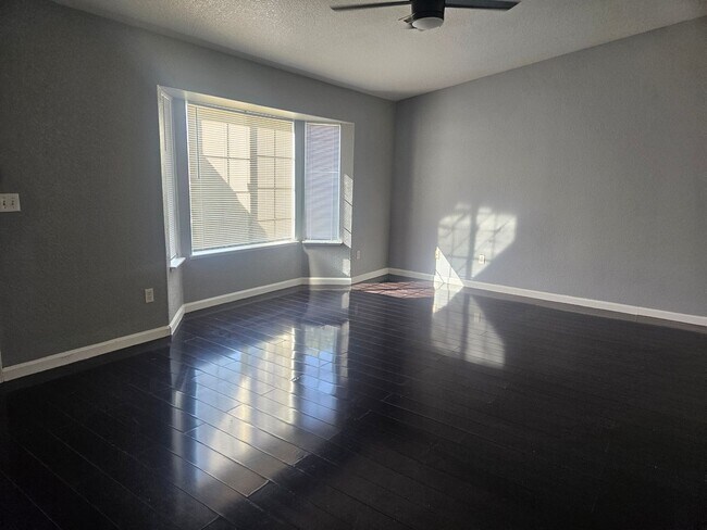 Building Photo - Beautiful Kerman Home!