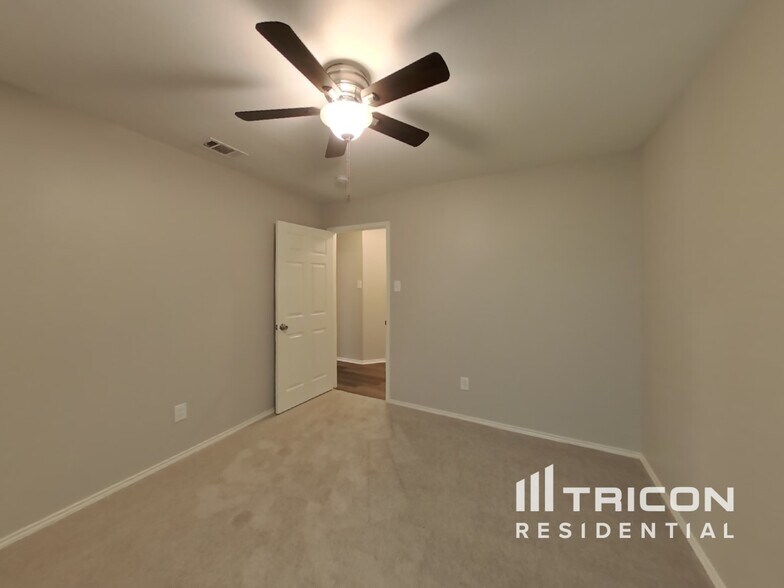 Building Photo - 834 San Jacinto Dr