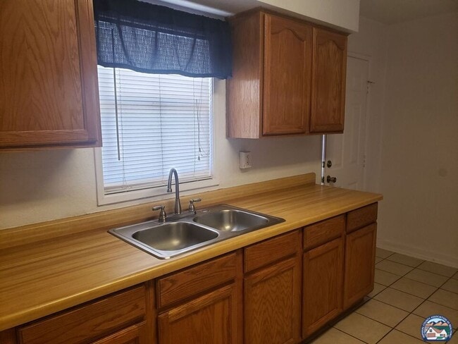 Building Photo - 658 S Cesar Chavez St