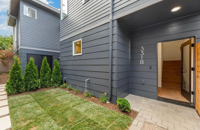Building Photo - Modern & Tranquil Townhome in Seattle's Central District City Views, Rooftop Deck & Prime Locatio...
