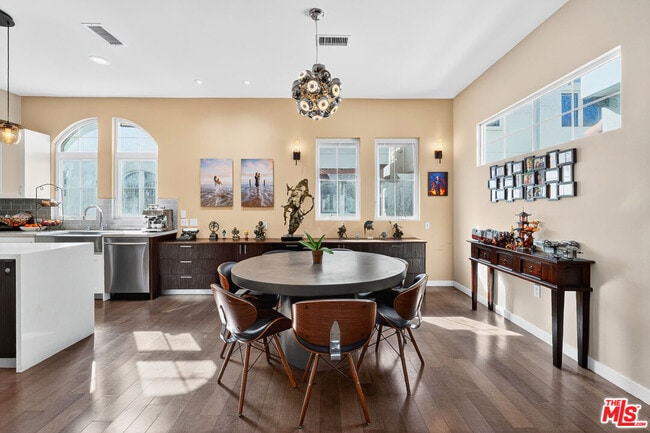 Building Photo - 5933 W Luna Park