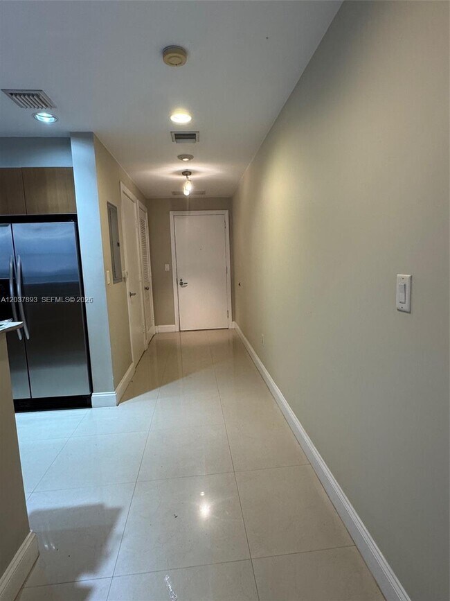 Building Photo - 1060 Brickell Ave