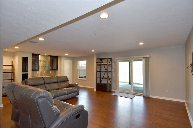 Building Photo - 616 Edison Dr