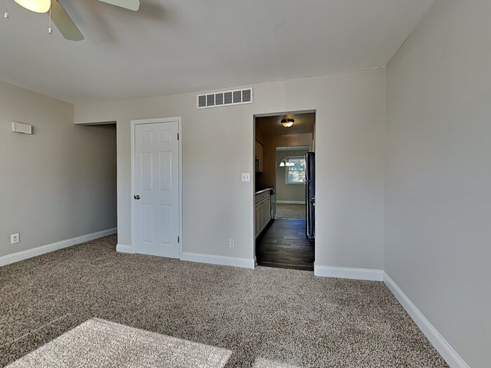 Building Photo - 657 Shore Dr