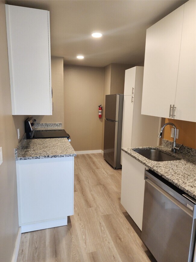 Building Photo - 513 S Post Oak Ln
