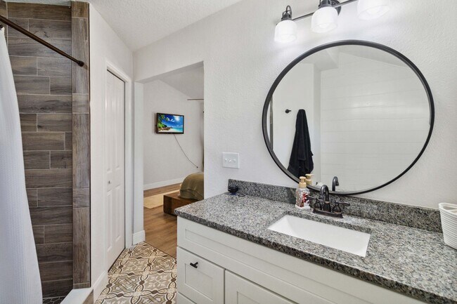 Building Photo - MOVE-IN SPECIAL - Beautiful 3/2 Home in Ba...