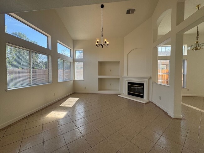 Building Photo - Great Location! 4BD and 2.5BA recently rem...