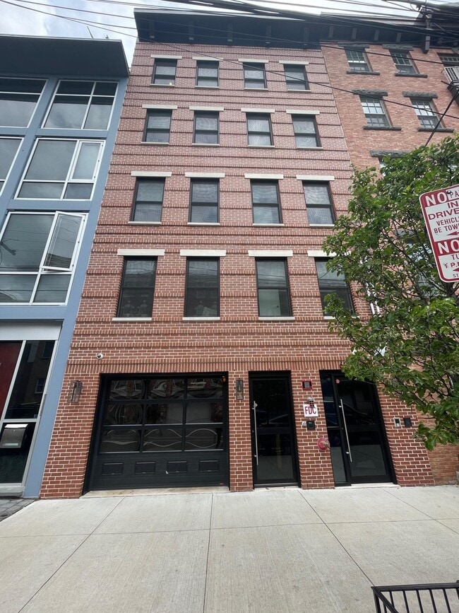 Building Photo - 609 Monroe St