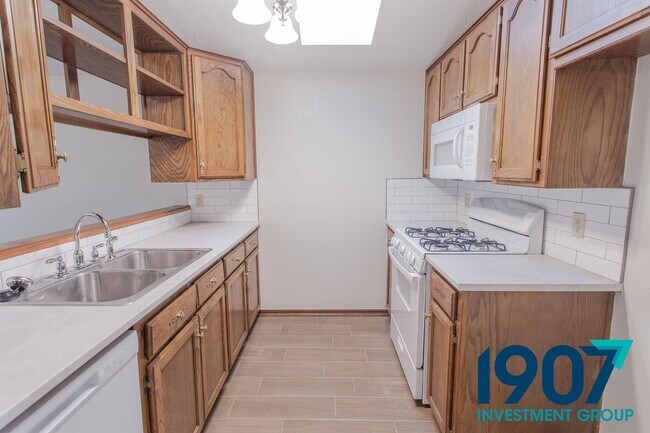 Building Photo - 2102 Briarcliff Dr
