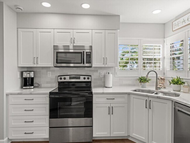 Building Photo - 5900 Bahia Del Mar Cir N