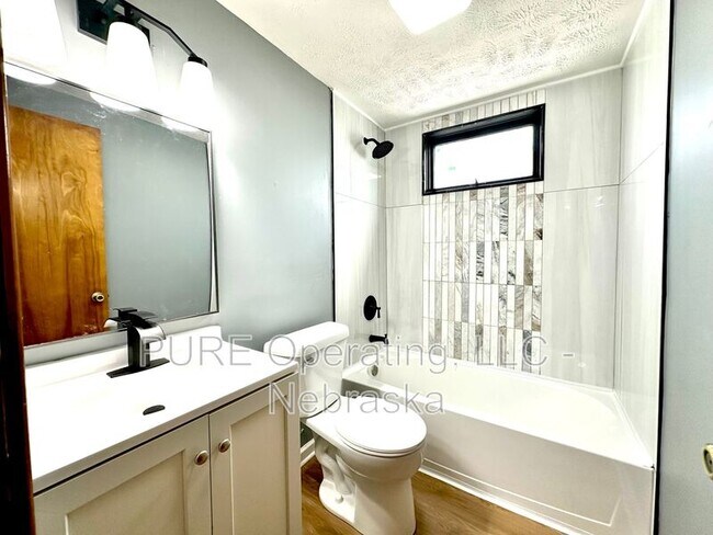 Building Photo - 2205 Lindyview Rd