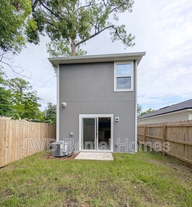 Building Photo - 8936 Cocoa Ave