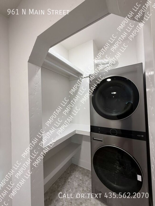 Building Photo - 961 N Main St