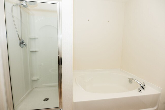 Building Photo - Beautifully 4-bedroom, 2.5-bathroom spacio...