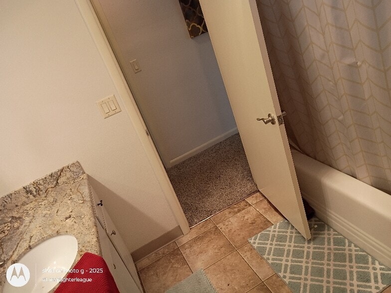 Building Photo - 868 Charles Ave S