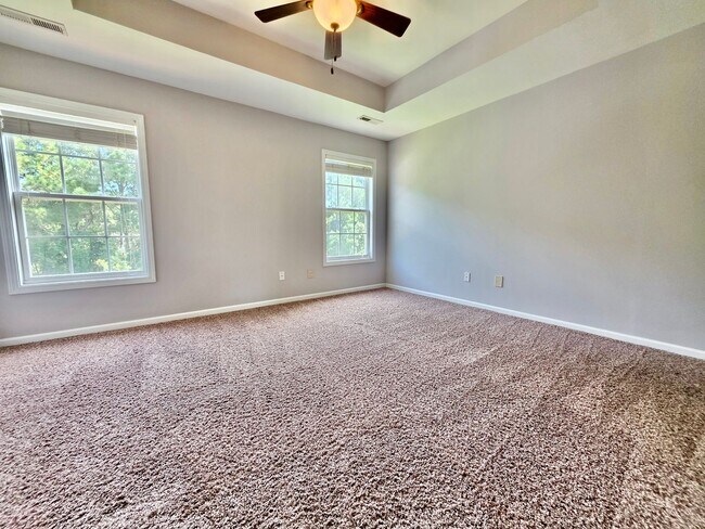 Building Photo - Elevated Four Bedroom in Rivertowne Countr...