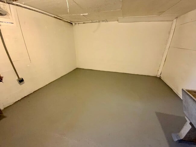 Building Photo - Beautiful Townhouse with Fenced Yard, Garage, and AC