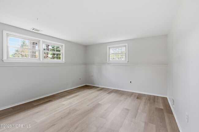 Building Photo - 536 River Dr