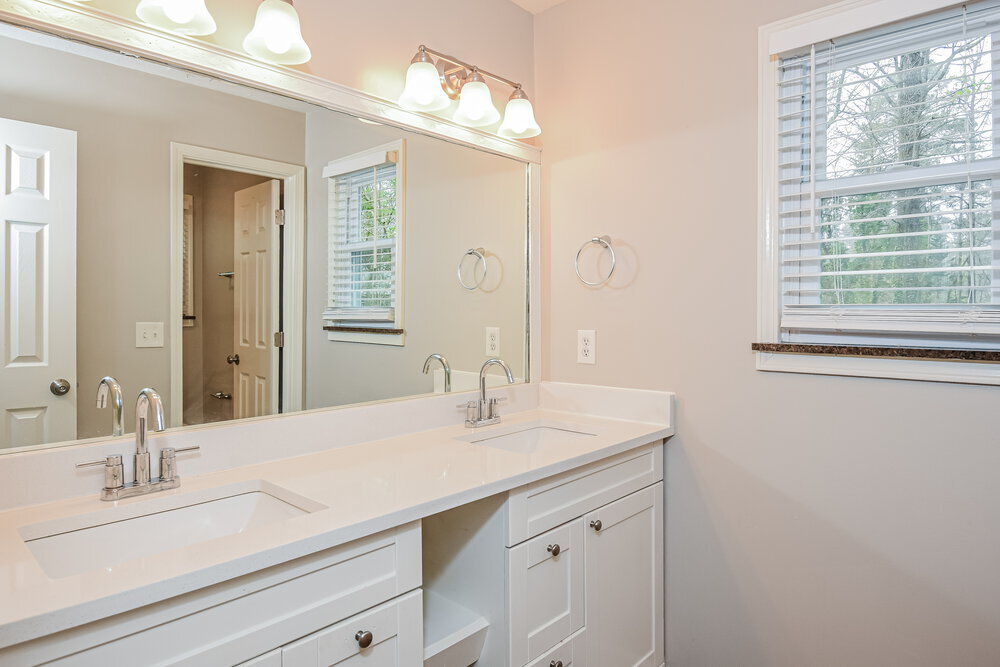 Building Photo - 110 River Oaks Dr