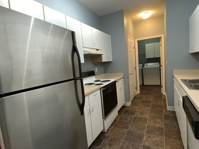 Building Photo - Spacious and turn key ready 2 bedroom apartment close to downtown. 2 parking spots and additional...